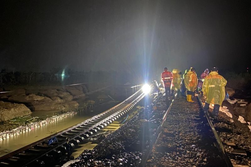 Jalur Rel Grobogan Kembali Ditutup Akibat Banjir, Rute KA Dialihkan