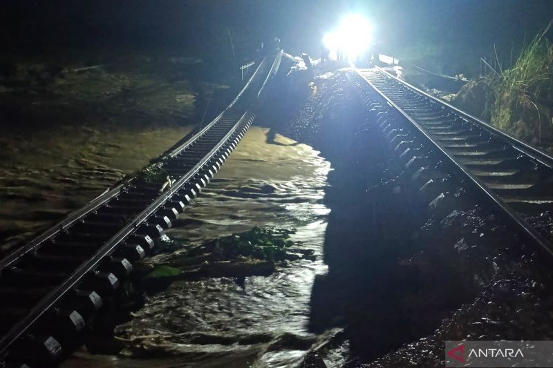 Rel Gubug-Karangjati Ambles Lagi Akibat Banjir Grobogan