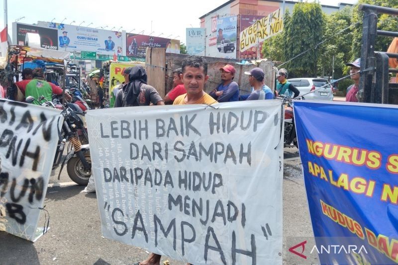 TPA Kudus Ditutup, Pengangkut Sampah Demo Tuntut Lokasi Pembuangan Sementara