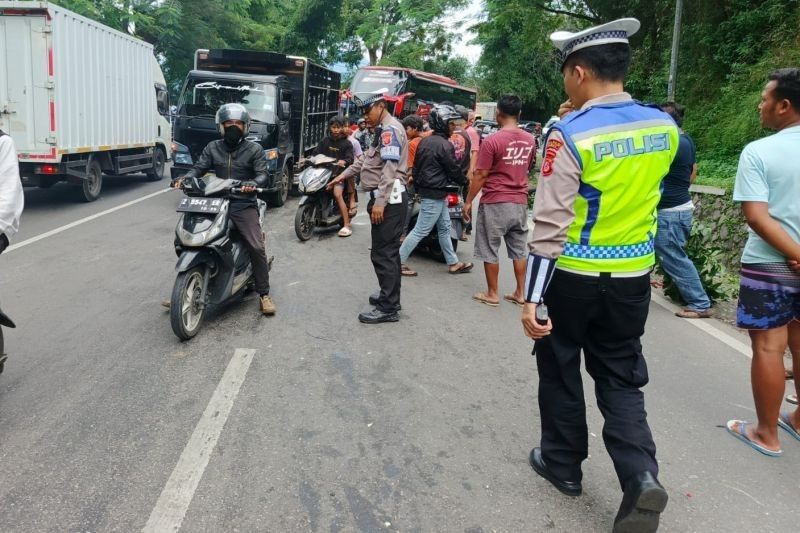 Kecelakaan Beruntun di Tutugan Leles, Garut: Korban Dievakuasi, Polisi Selidiki Penyebab