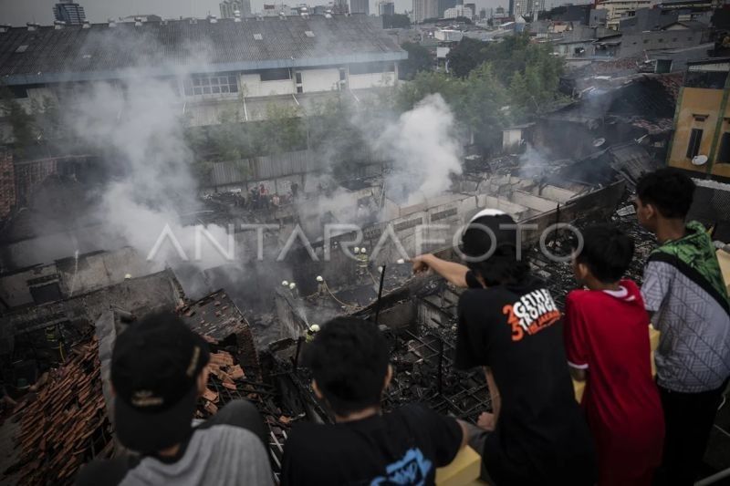 Kebakaran Rumah di Mangga Besar: 17 Unit Damkar Dikerahkan