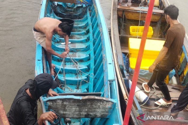 Nelayan Mukomuko Selamat dari Karam Perahu Akibat Ombak Besar