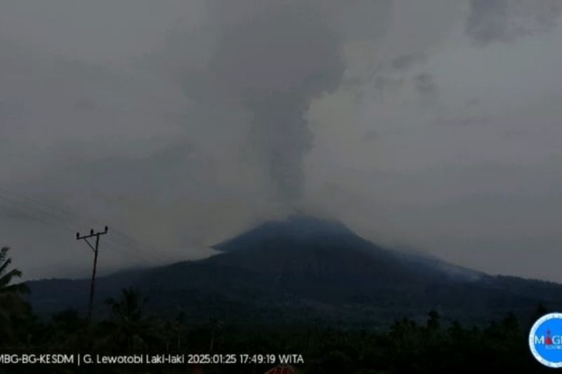 Gunung Lewotobi Laki-laki Erupsi Dua Kali di Flores Timur