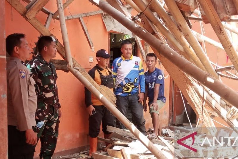 Cuaca Ekstrem Rusak Rumah di Sukabumi, Satu Keluarga Mengungsi