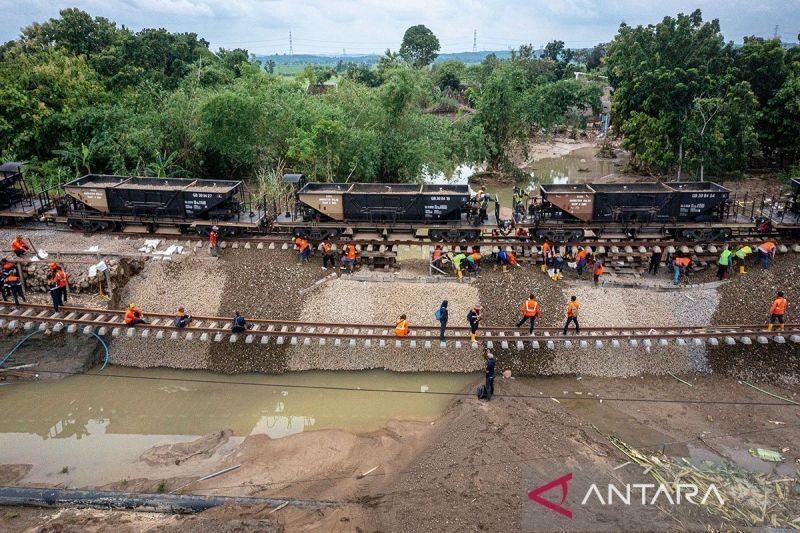 10 Perjalanan KA Daop Semarang Dibatalkan Akibat Jalur Rel Terputus di Grobogan