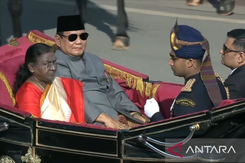 Prabowo Saksikan Parade Kontingen Patriot RI di India Naik Kereta Kuda