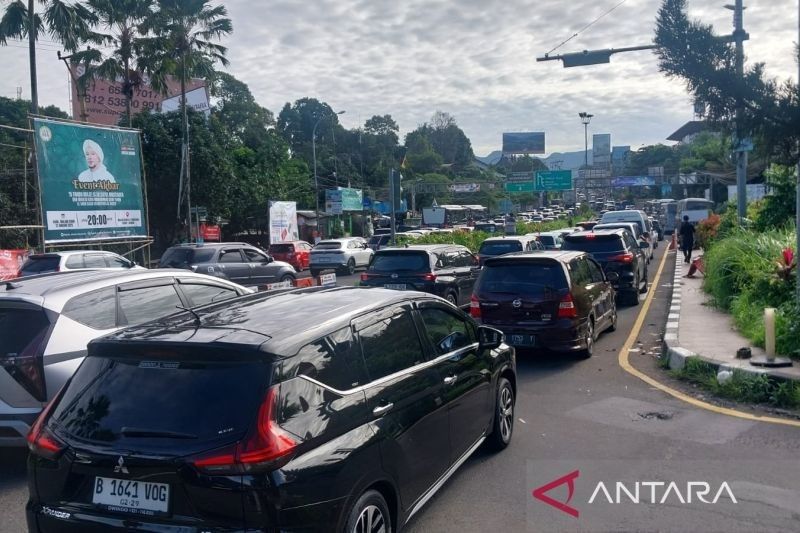 Macet 2,5 Km di Puncak Akibat Ganjil Genap, One Way Diterapkan