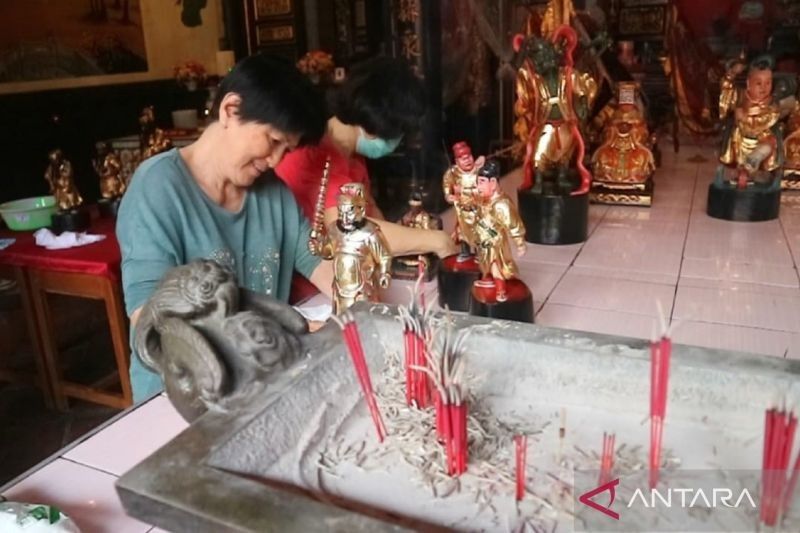 Ritual Sucikan Patung Dewa Jelang Imlek di Madiun