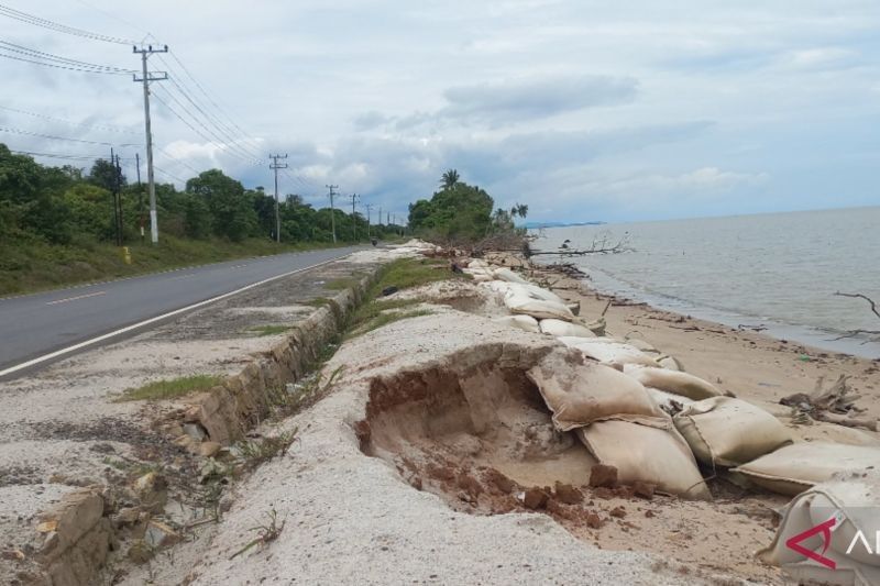 BWS Babel Bangun Talud Pengaman Pantai Penyak Tahun 2025