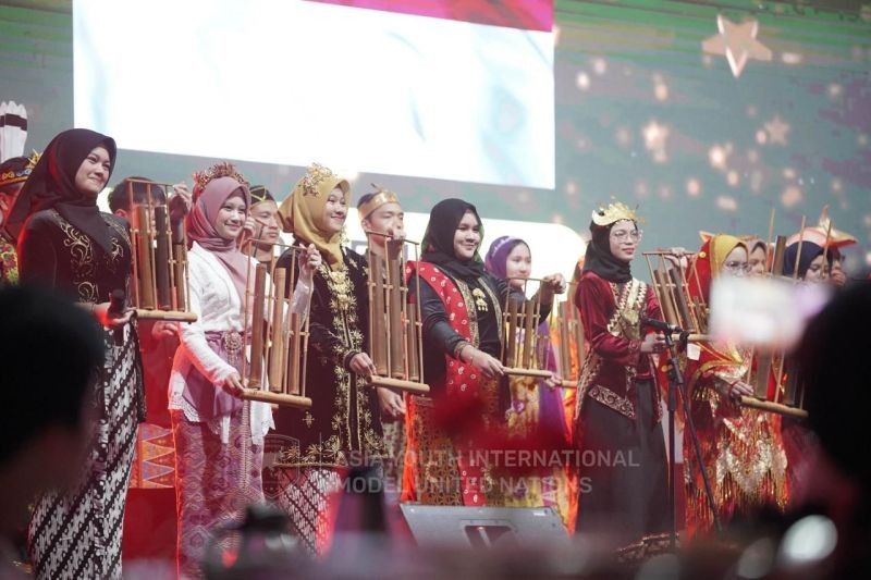 Siswi SMAI Al Azhar 4 Bekasi Raih Honourable Mention di AYIMUN ke-16