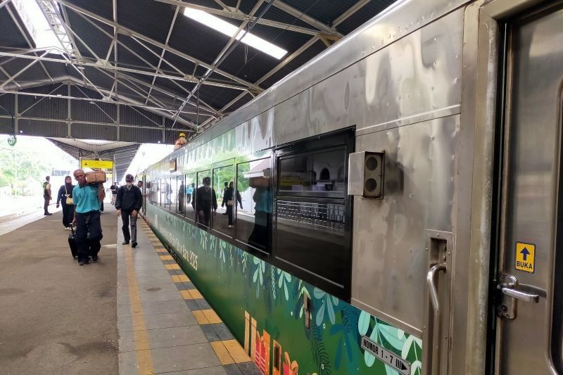 Kereta Api Gambir-Pasar Senen Berangkat Tepat Waktu Meski Banjir Grobogan