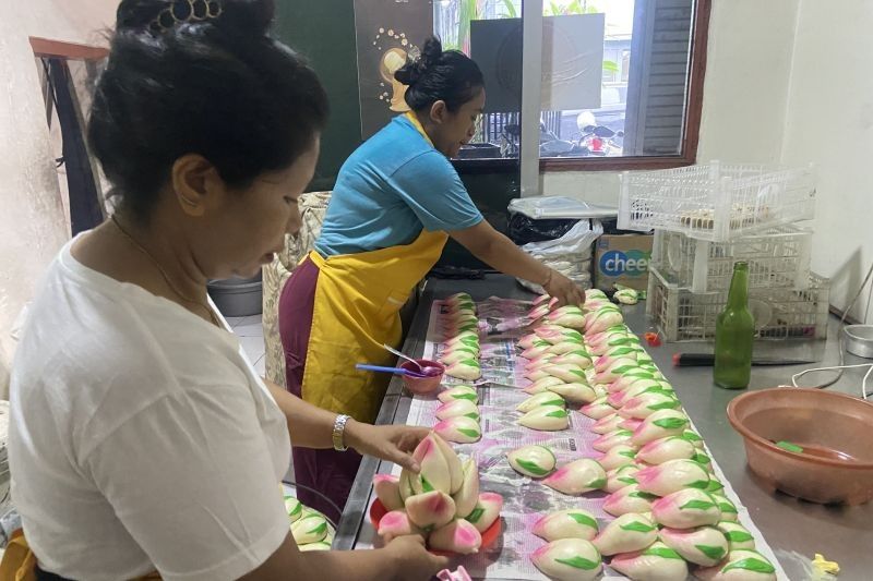 UMKM Rumahan di Bali Banjir Pesanan Kue Teratai Imlek