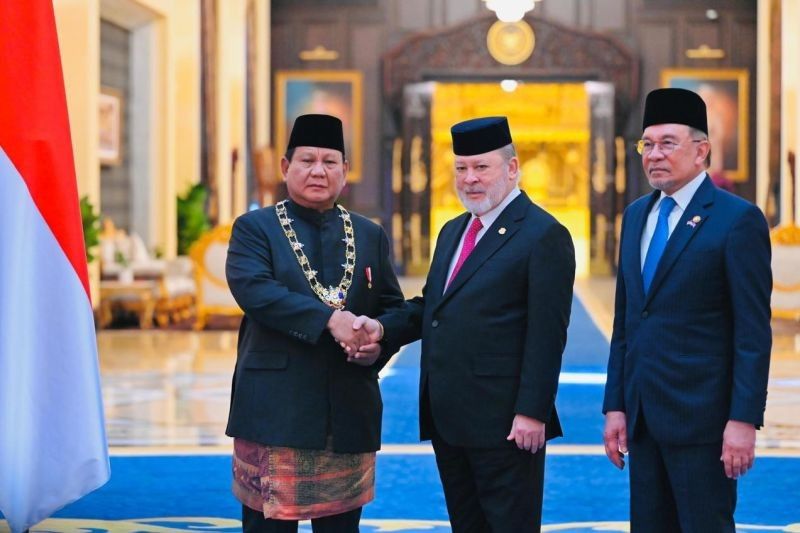 Prabowo Subianto Terima Penghargaan Tertinggi Darjah Kerabat Johor