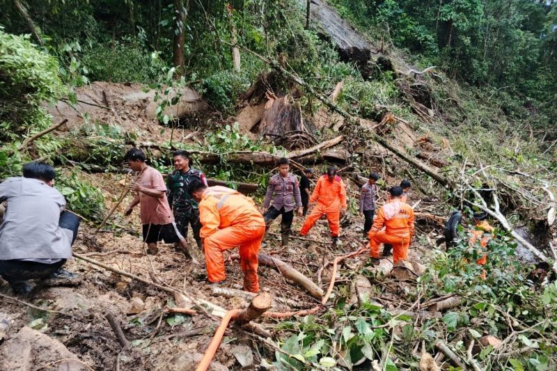 Tim SAR Gabungan Lanjutkan Pencarian Korban Longsor Gunung Mas