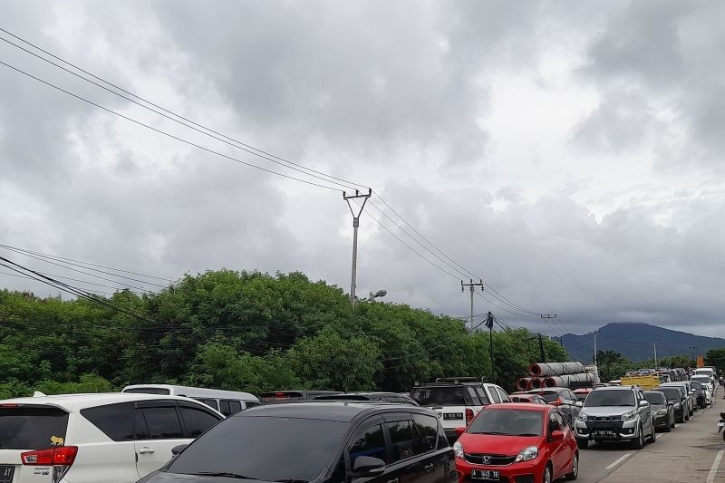 Macet Parah Pantai Anyer Libur Panjang: Antrean Kendaraan 3 Km