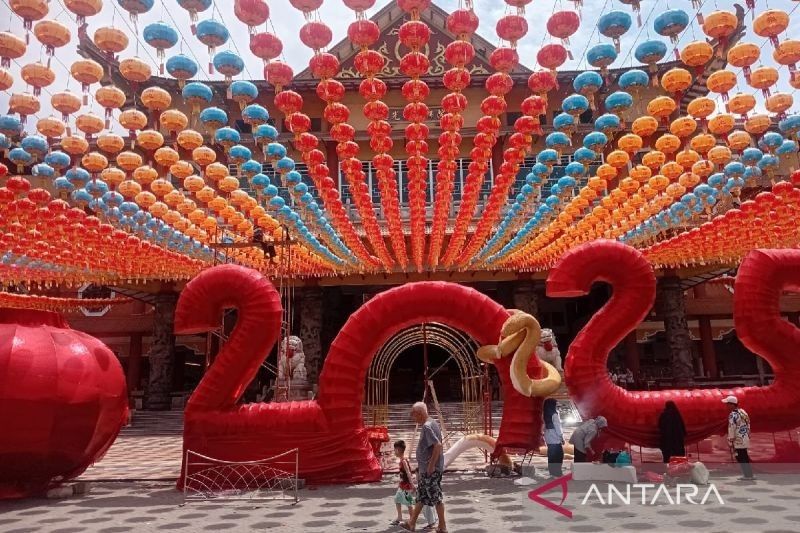 Imlek 2576: 3000 Lampion Hiasi Wihara Maitreya, Deli Serdang