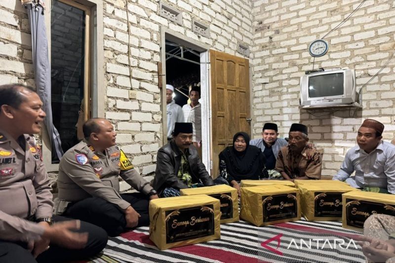 Polres Pamekasan Beri Santunan Korban Kecelakaan Maut di Pakong