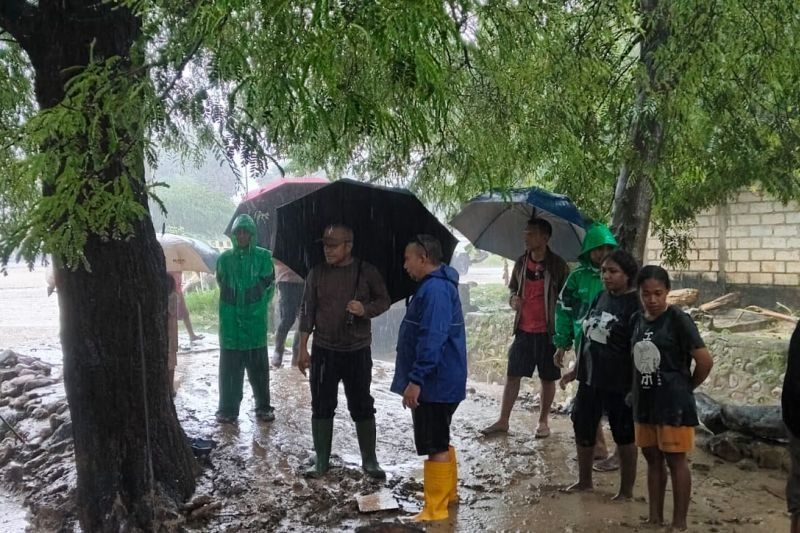 Penjabat Wali Kota Kupang Tinjau Rumah Warga Terdampak Banjir