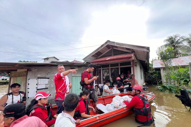 PMI Landak Salurkan Ribuan Paket Sembako untuk Korban Banjir Kalimantan Barat