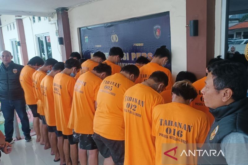 Polisi Gerebek Apartemen, Tangkap 20 Tersangka Penipuan Online