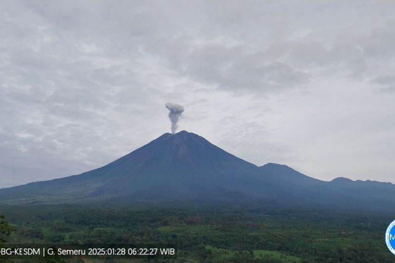 Gunung Semeru Erupsi Berulang, Status Waspada Tetap Berlaku