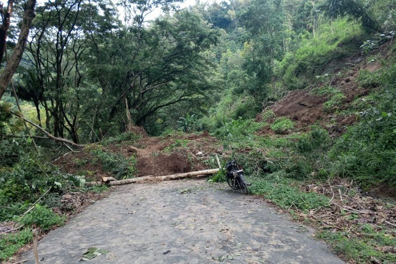 Longsor di Tulungagung Tutup Jalan Sulingkar Waduk Wonorejo