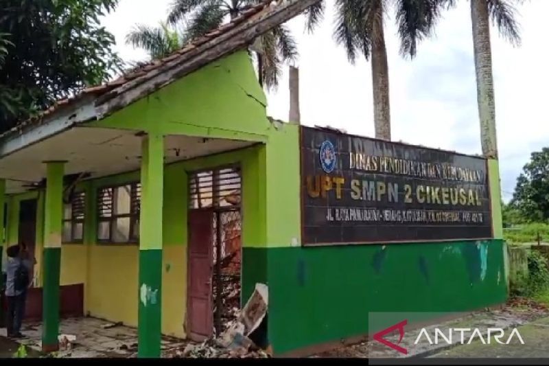 Atap 4 Ruang Kelas SMPN 2 Cikeusal Ambruk, Belajar Tetap Berjalan