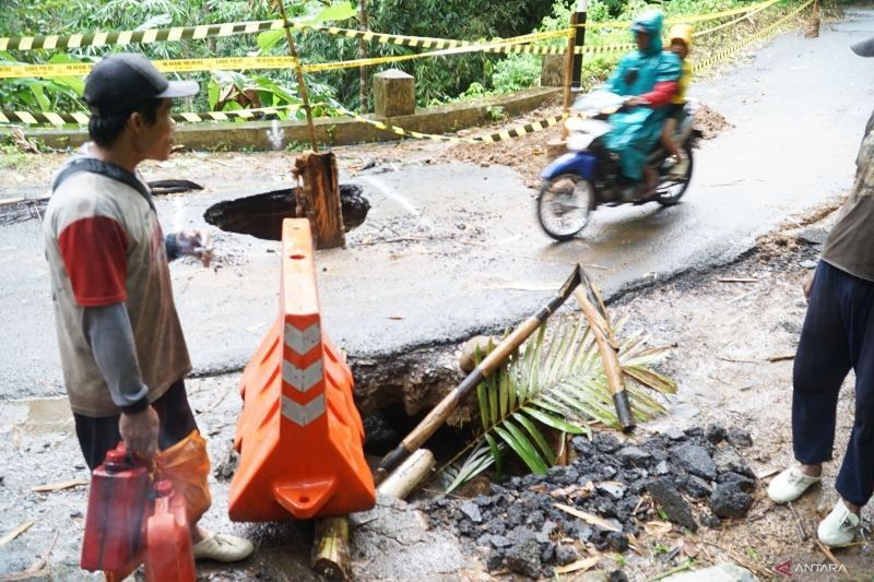 Jalan Rusak Kampak-Watulimo Trenggalek Segera Diperbaiki