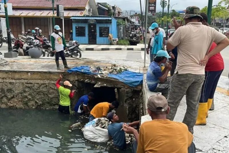 DLHK Kendari Bersihkan Drainase Pasca Banjir, Imbau Warga Jaga Kebersihan