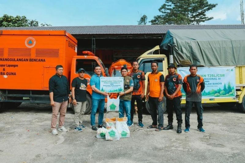 PTPN IV Beri Bantuan 4 Ton Sembako untuk Korban Banjir Kampar