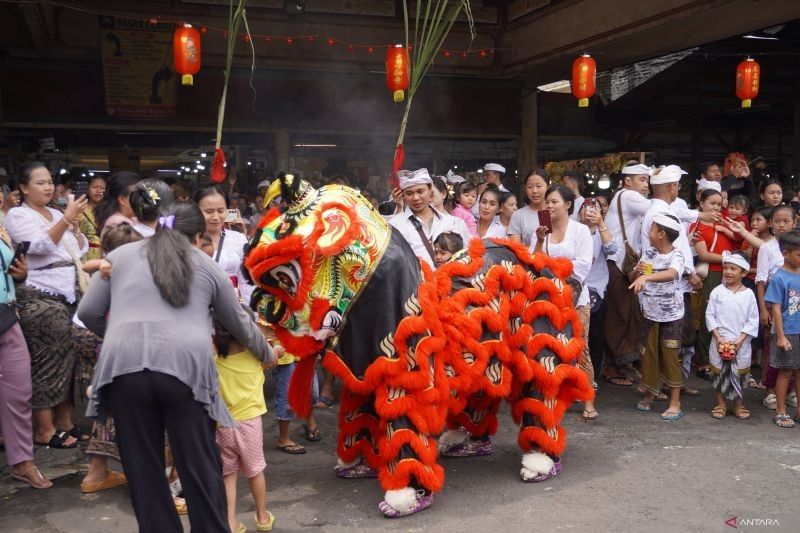 Akulturasi Budaya: Piodalan di Pasar Cokroaminoto Diiringi Barongsai