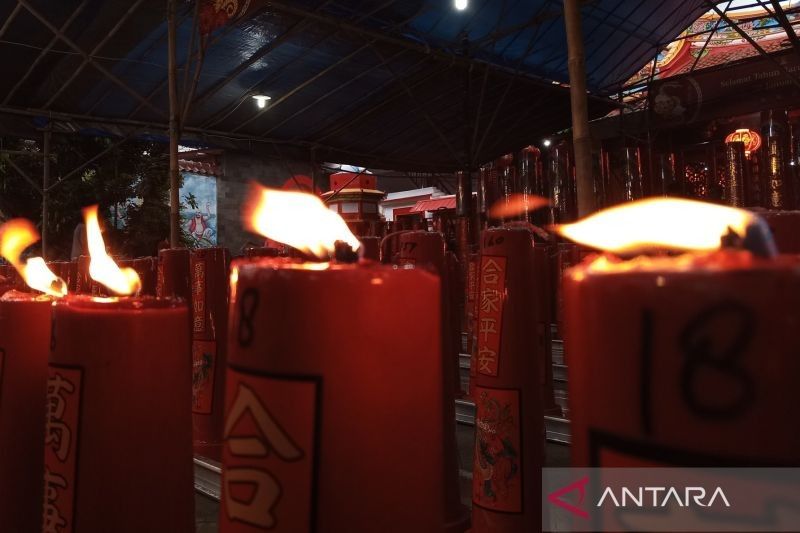 Tradisi Lilin Merah Meriahkan Imlek di Vihara Dewi Welas Asih Cirebon