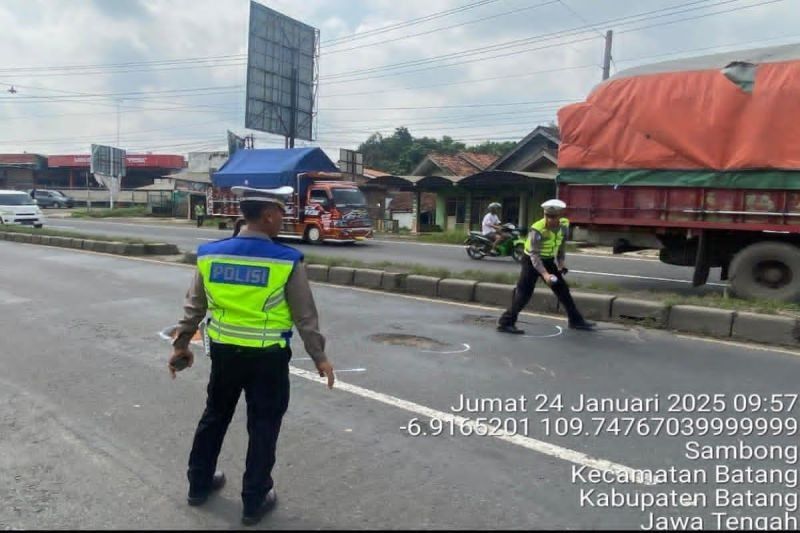 Polres Batang Tandai Lubang Jalan Pantura Cegah Kecelakaan