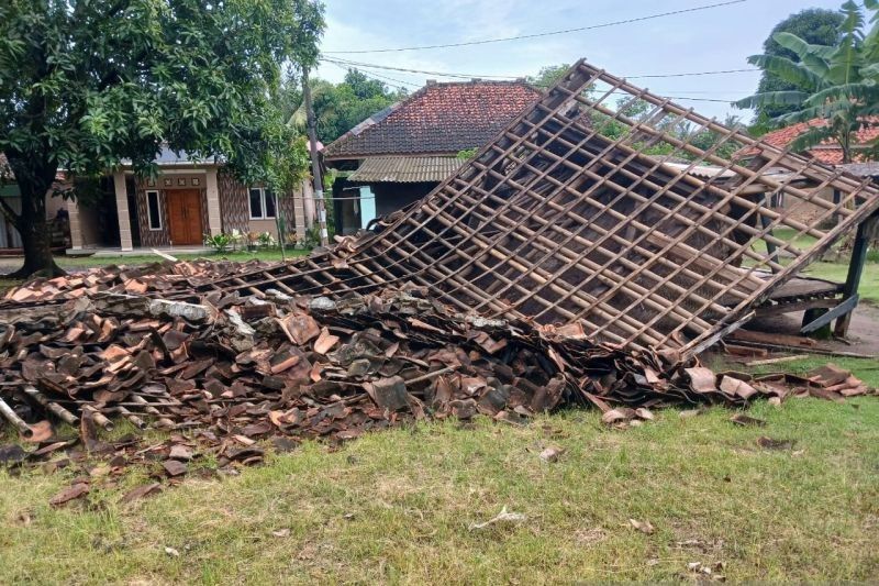 Rumah Janda Tua di Sukabumi Ambruk Akibat Cuaca Ekstrem