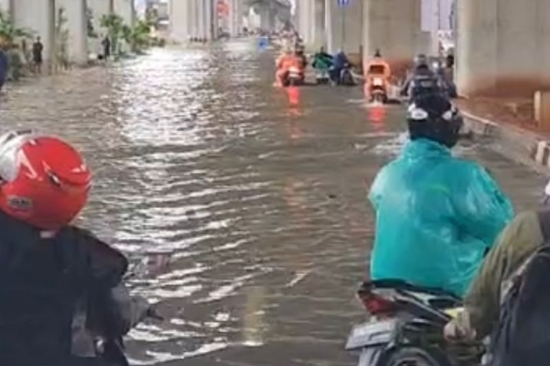 18 Ruas Jalan Jakarta Utara Terendam Banjir, BPBD Turun Tangan