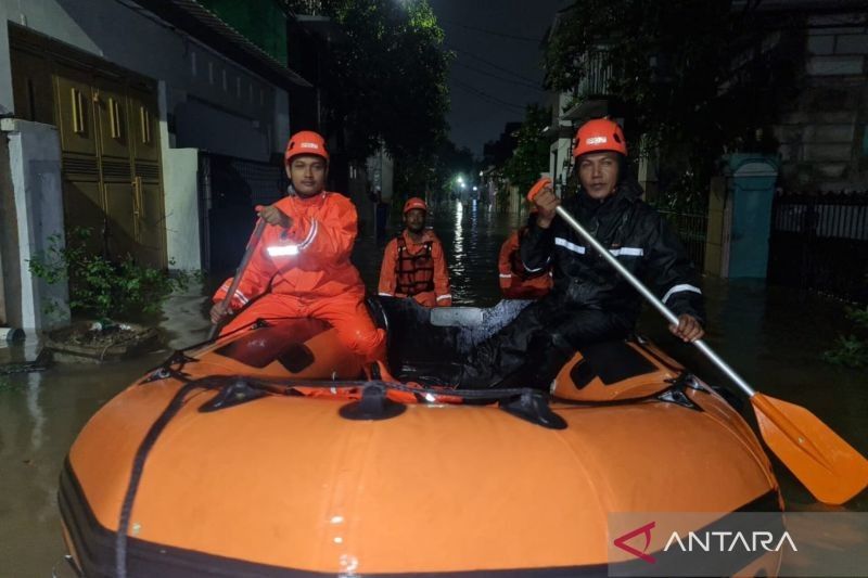 Banjir Jakarta Timur: 50 Warga Mengungsi Akibat Tiga RT Terendam