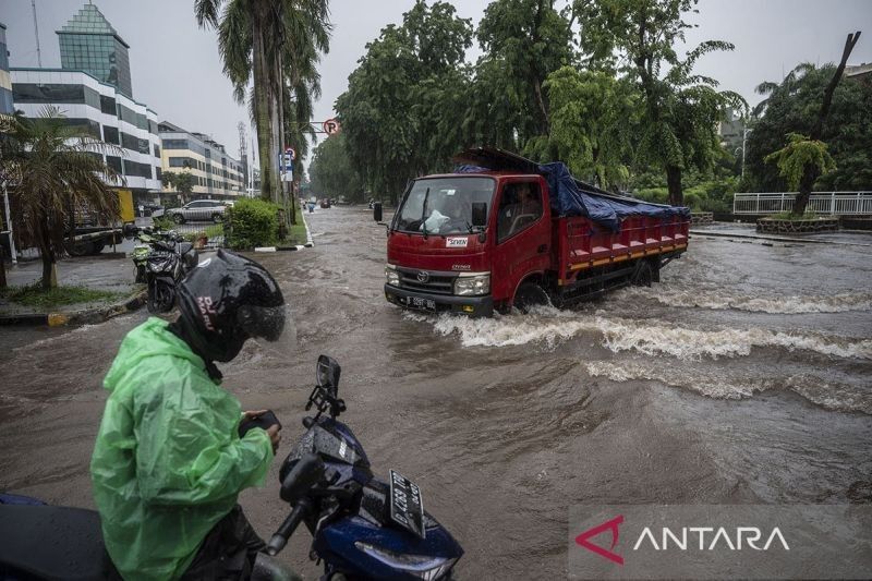 Transjakarta Rekayasa Rute Akibat Banjir Jakarta