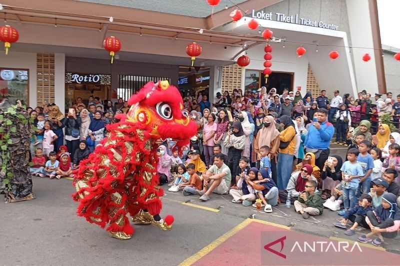 KAI Hibur Penumpang dengan Barongsai di Stasiun Purwokerto