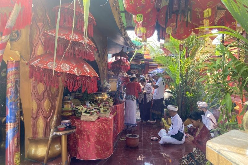 Ratusan Umat Hindu-Budha di Bali Rayakan Imlek di Tanah Kilap