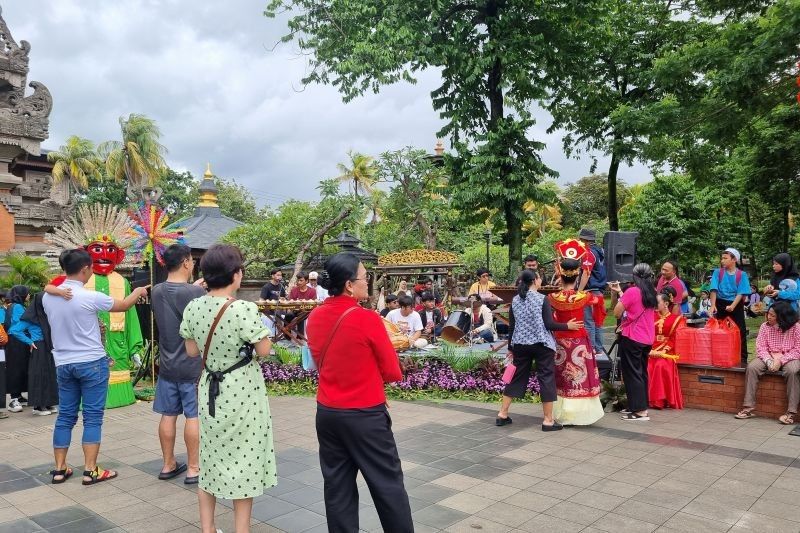 TMII Ramai Pengunjung Saat Libur Imlek 2025