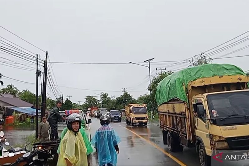 Polres Mempawah Amankan Arus Lalu Lintas di Jalan Terdampak Banjir