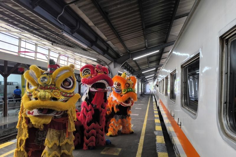 Semarak Imlek: Barongsai Ramaikan Stasiun Jember, Layani Ribuan Penumpang