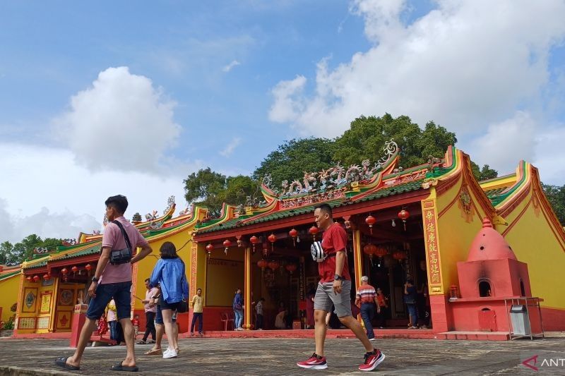 Ribuan Kunjungi Vihara Dharma Sasana di Tanjungpinang saat Imlek