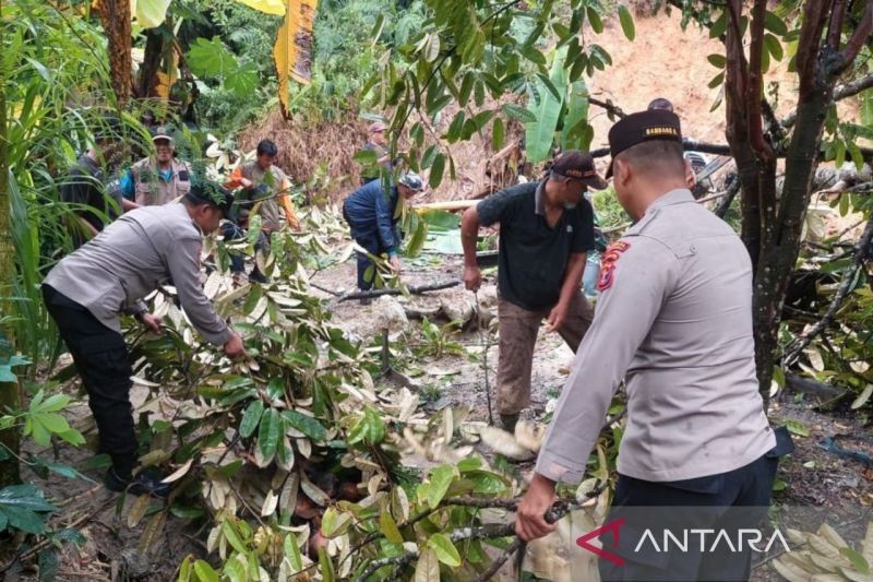 Polisi Evakuasi Warga Terdampak Longsor Samarinda