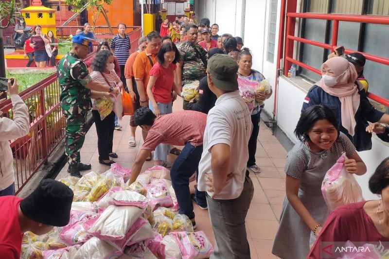 Vihara Dharma Bakti Bagikan Sembako untuk Para Pengemis di Imlek