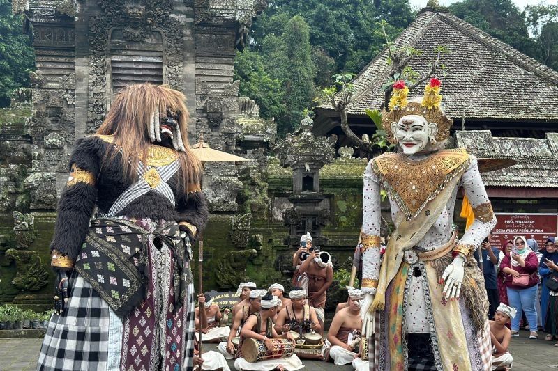 Imlek di Desa Penglipuran: Barong Landung Tampilkan Harmoni Budaya Bali-Tionghoa