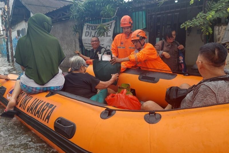 Banjir Jakarta Barat: Puluhan Kelurahan Terendam, Warga Mengungsi