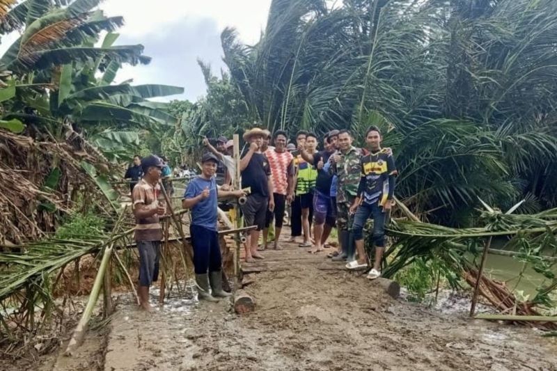 Gotong Royong TNI dan Warga Bangun Jembatan Darurat di HST Pasca Tanggul Jebol