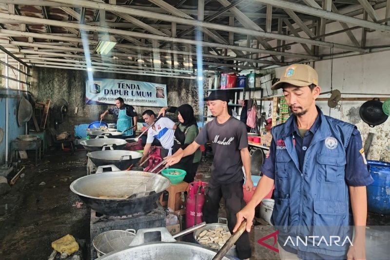 Banjir Jakarta: Kemensos Dirikan Dapur Umum & Salurkan Bantuan