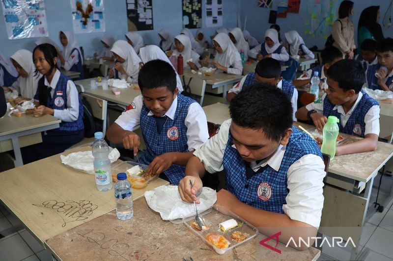 Program Makan Bergizi Gratis (MBG): Manfaat Jangka Panjang dan Tantangan Anggaran